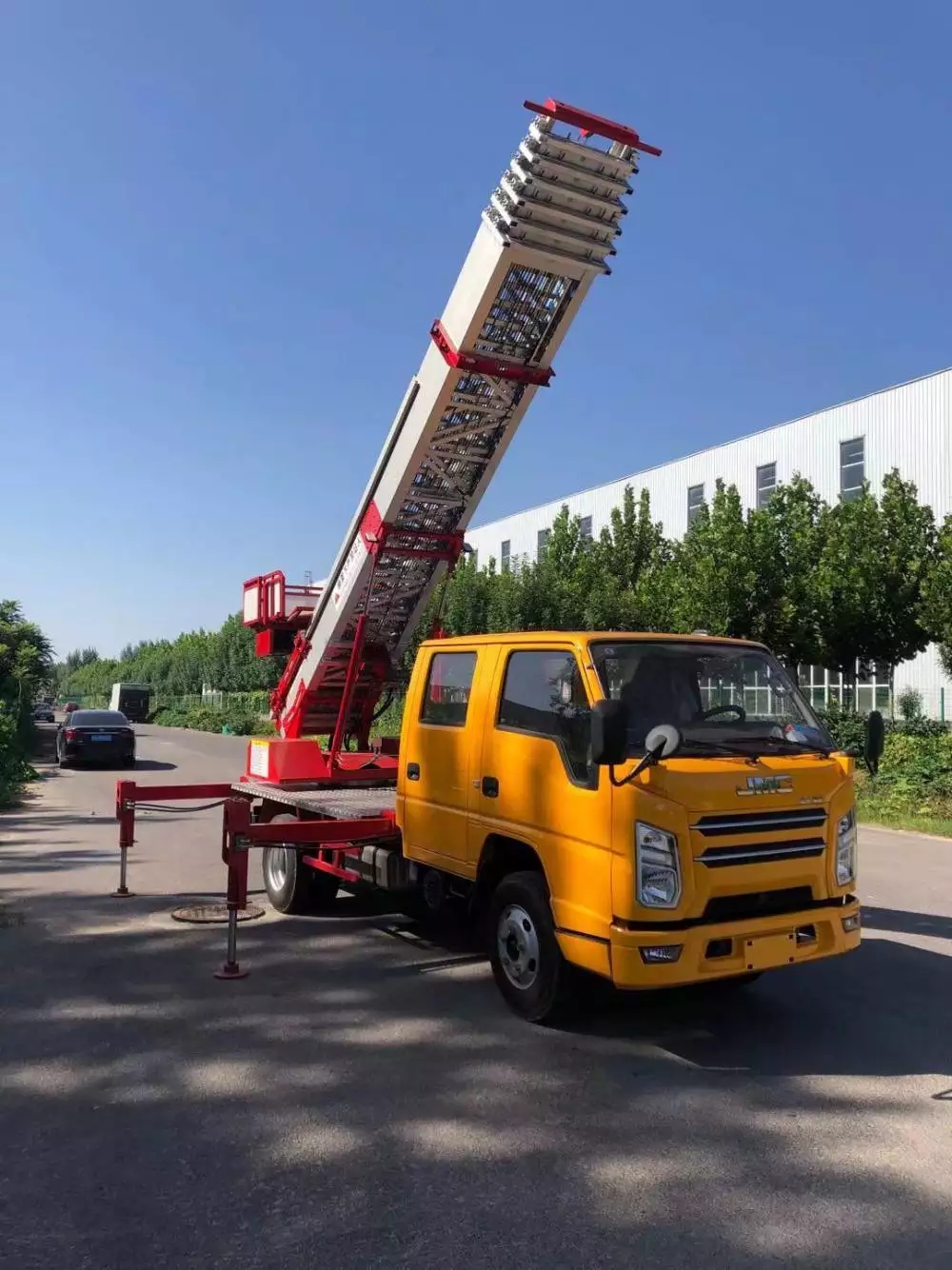 鹰潭月湖附近的云梯车出租服务：轻松解决高空作业需求